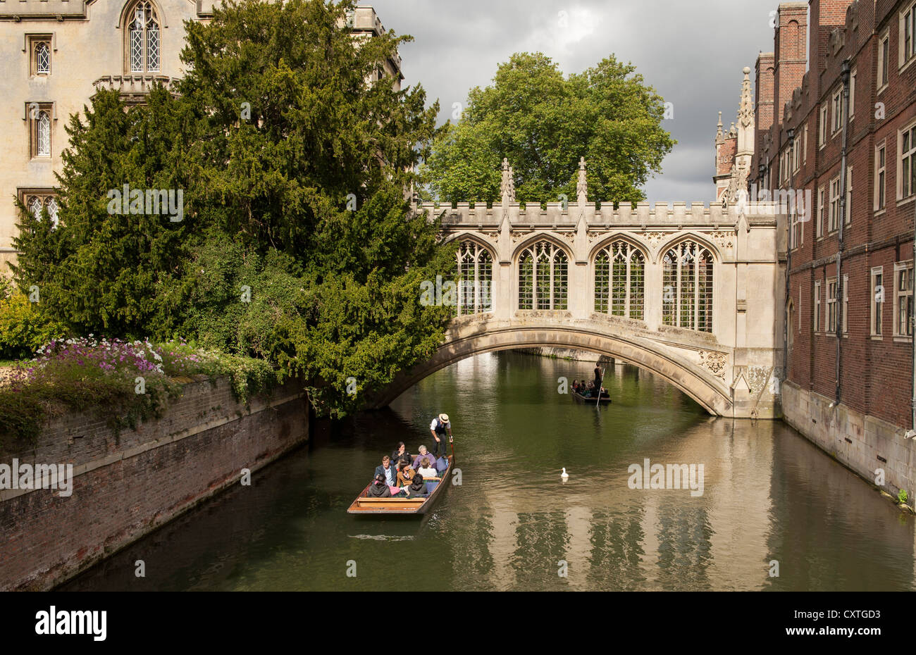 A punt moves along the river Cam, under the Bridge of Sighs by St John's College, Cambridge, England Stock Photo
