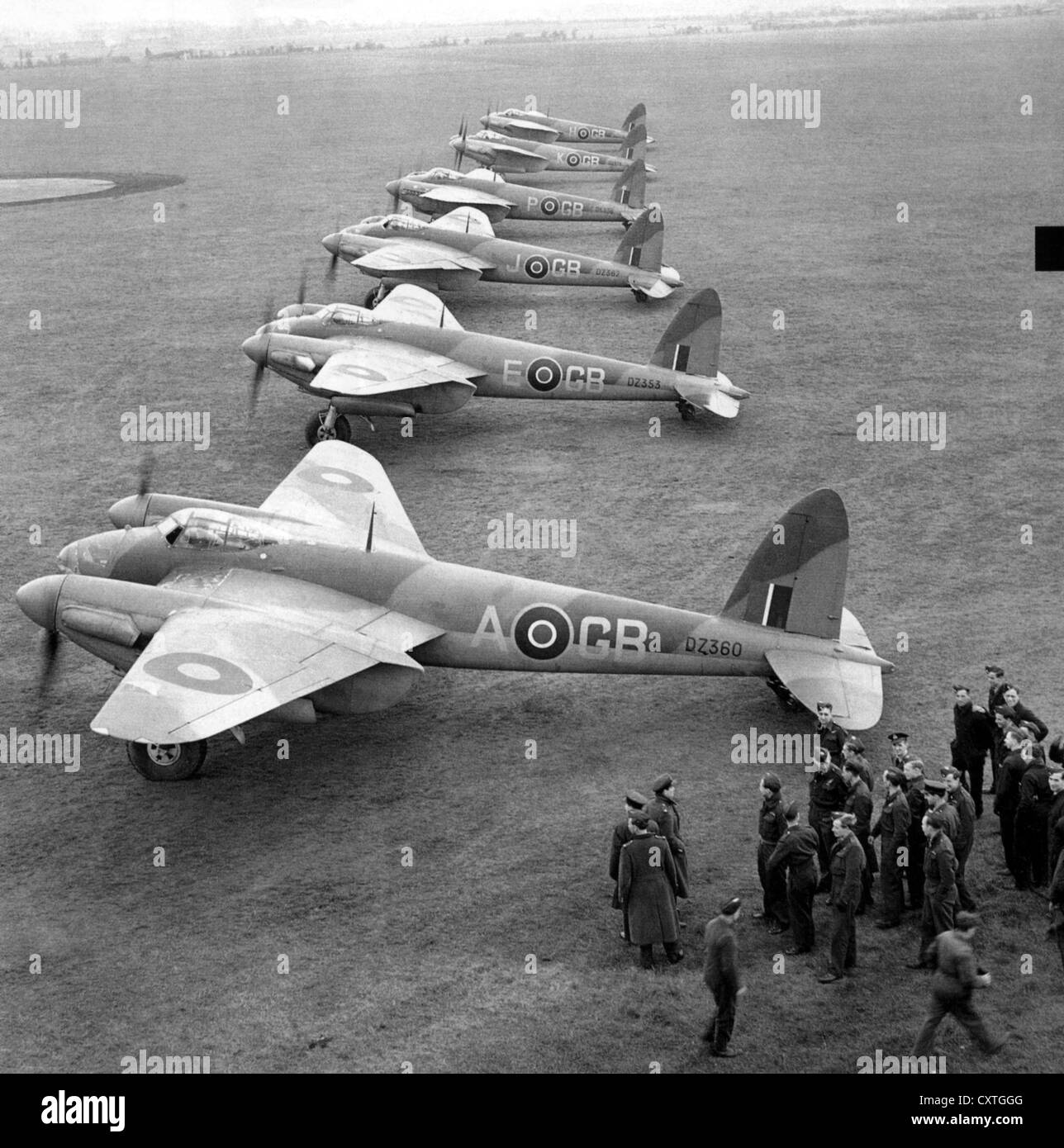 DE HAVILLAND MOSQUITO  No 105 Squadron RAF with their B.IV Series 2 bomber Mosquito aircraft  at Horsham St Faith in  May 1942 Stock Photo