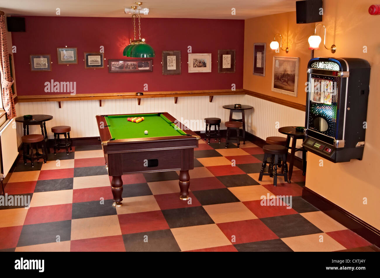 the white lion pub Pool table Stock Photo Alamy
