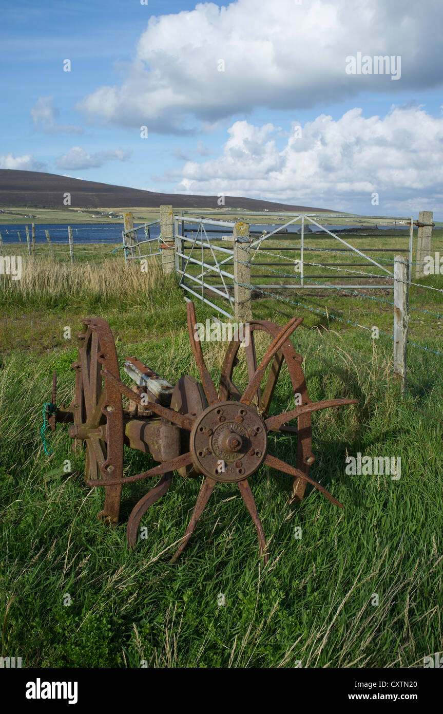 dh  WYRE ORKNEY Rusty potato spinner harvester manufactured by Jack and Sons Stock Photo