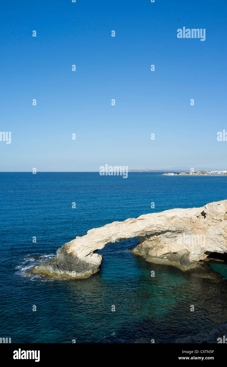 dh  AYIA NAPA CYPRUS SOUTH Sea arch clear blue sea seas seacoast geology rocks Stock Photo