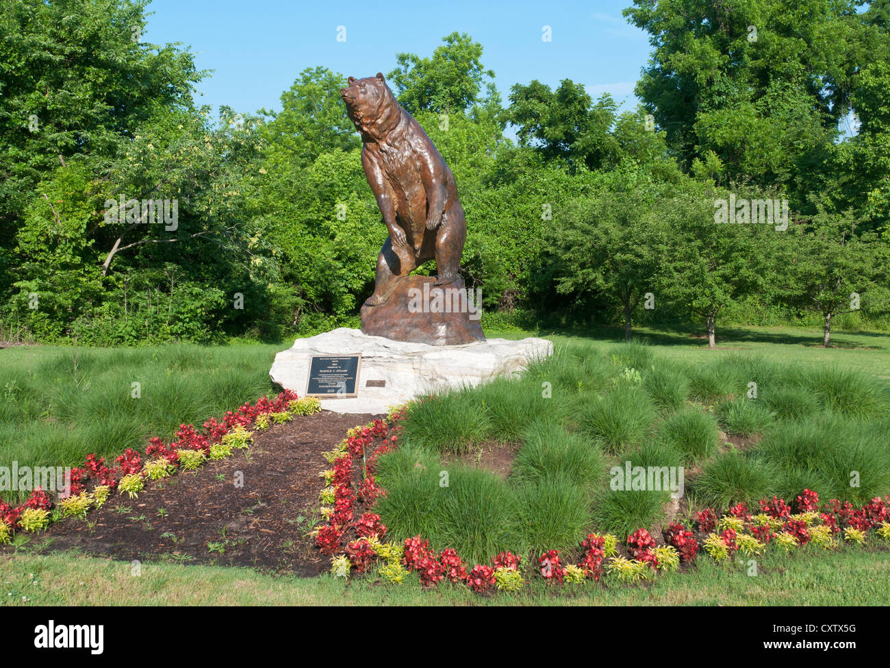Oklahoma, Tulsa, Gilcraese Museum, Plains Grizzly, bronze sculpture by
