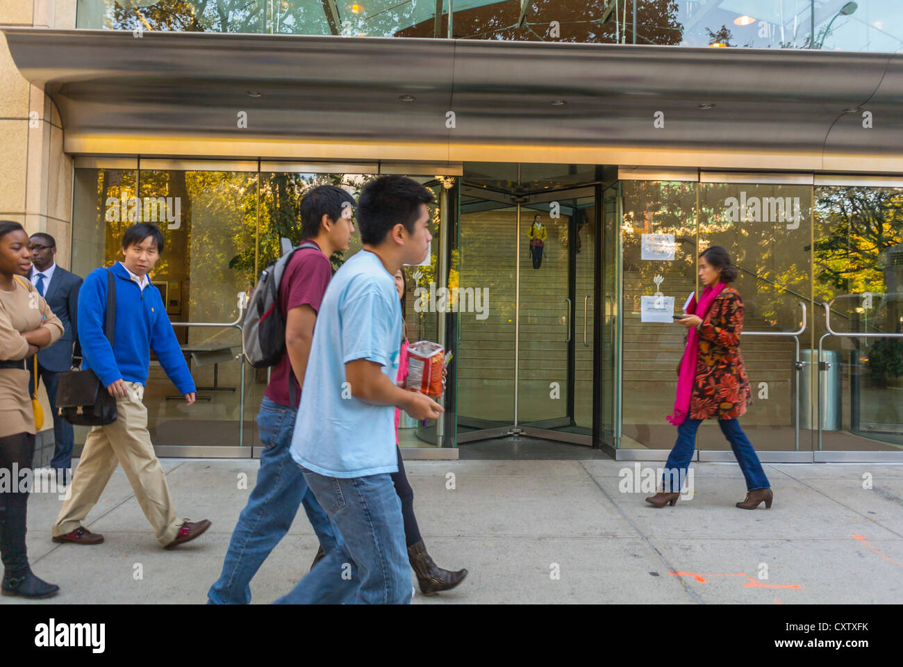 Students walking outside High Resolution Stock Photography and Images