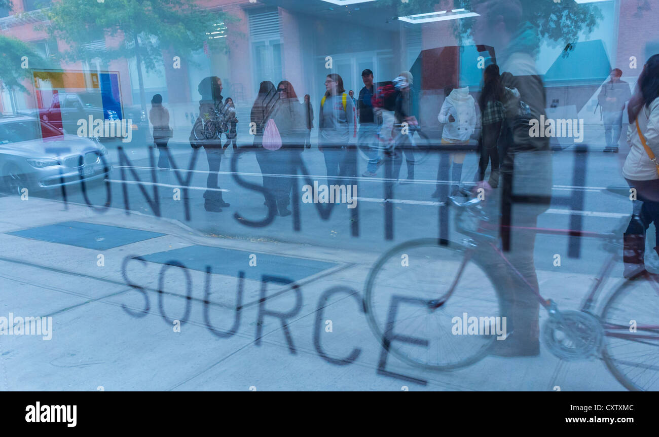 New York City, NY, USA, Teenagers Visiting inside 'Tony Smith' Exhibit in Art Gallery in Chelsea Area, Shop Front WIndow Stock Photo