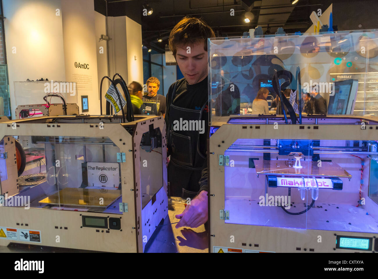 New York City, NY, USA, Man in American Concept Tech Store "Story" partnering with "GE Garages" to celebrate the "Making Things" experience for viewers to design from their own ideas. 3D Printers. Stock Photo