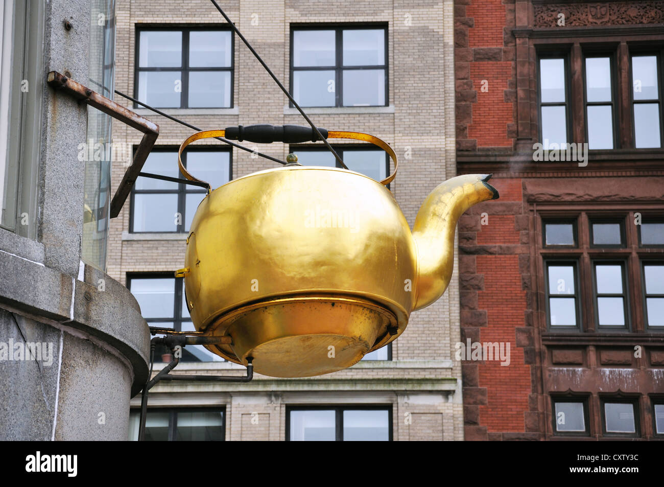https://c8.alamy.com/comp/CXTY3C/giant-steaming-tea-kettle-boston-usa-CXTY3C.jpg