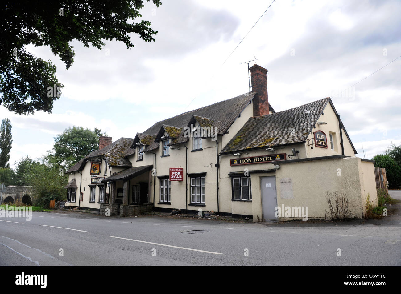 The Lion Hotel in Leintwardine, Herefordshire - like many pubs in Britain closed and looking for a buyer (Aug 2009) UK Stock Photo