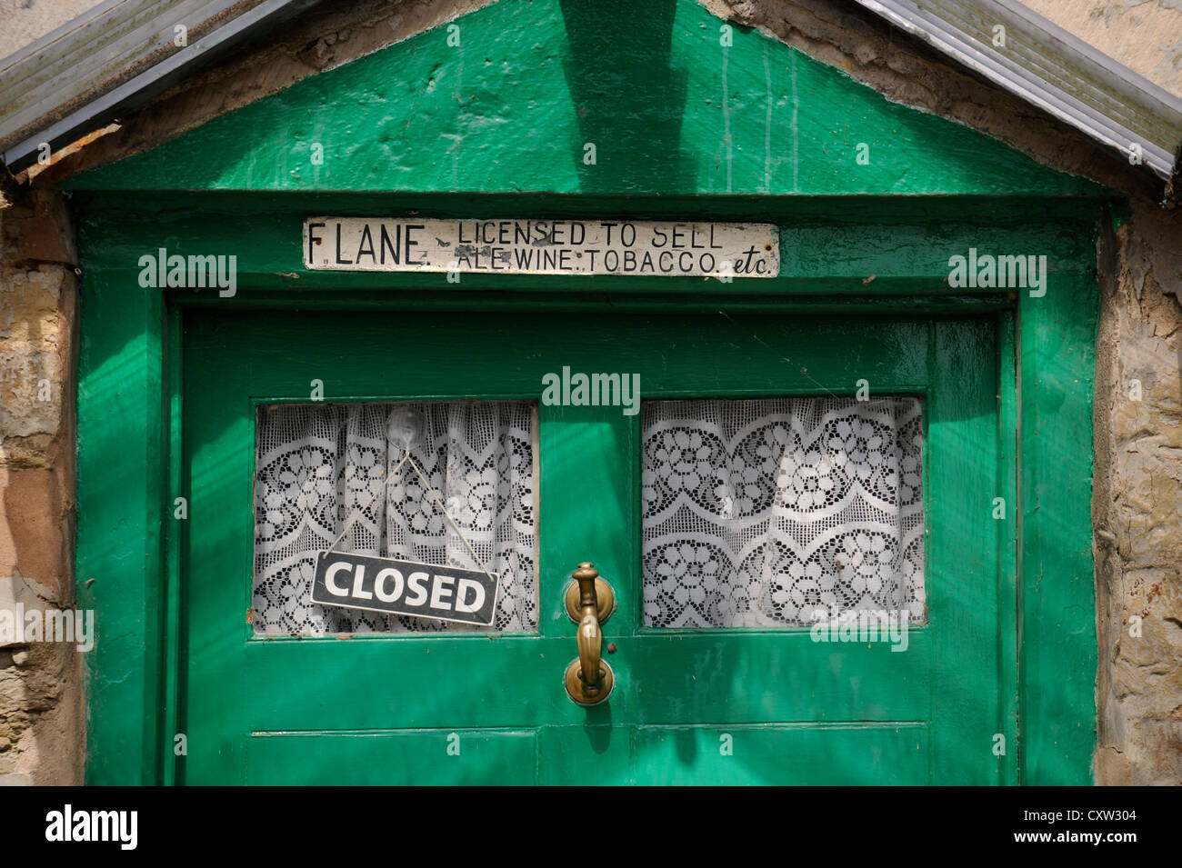 A closed sign on the door of the historic parlour pub the Sun Inn in Leintwardine, Herefordshire following the death of propriet Stock Photo