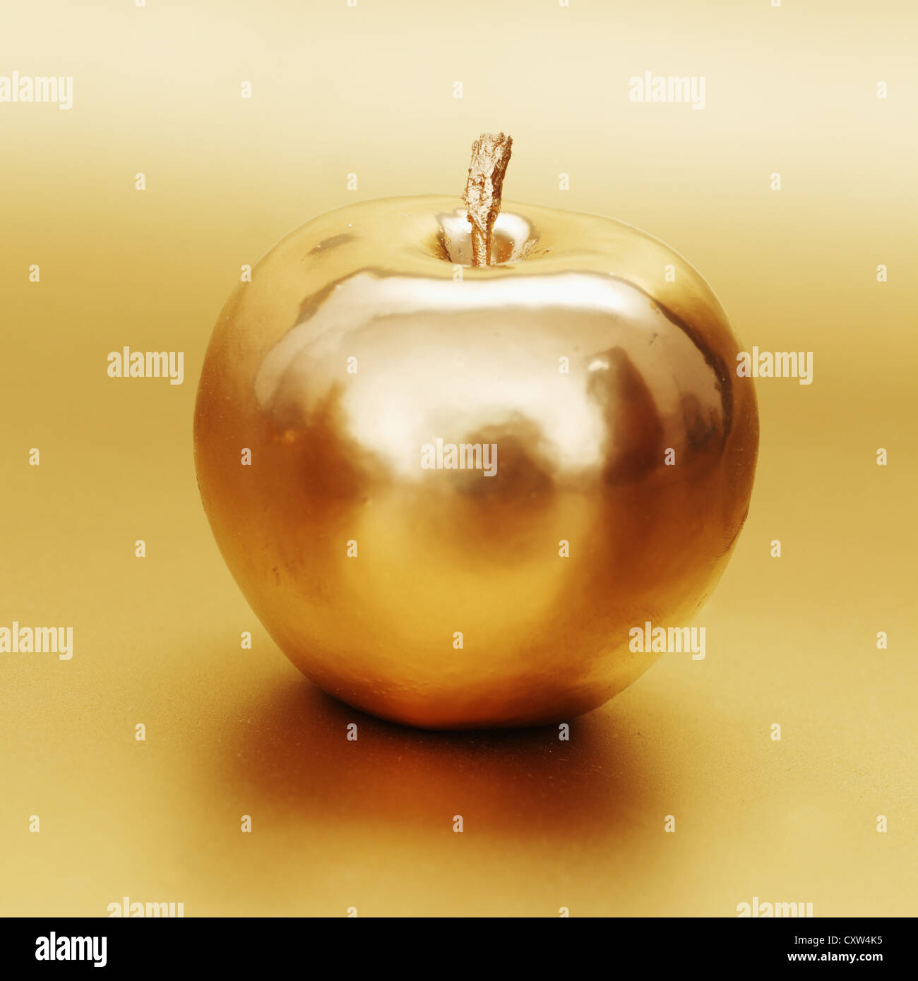 gold apple on gold background Stock Photo - Alamy