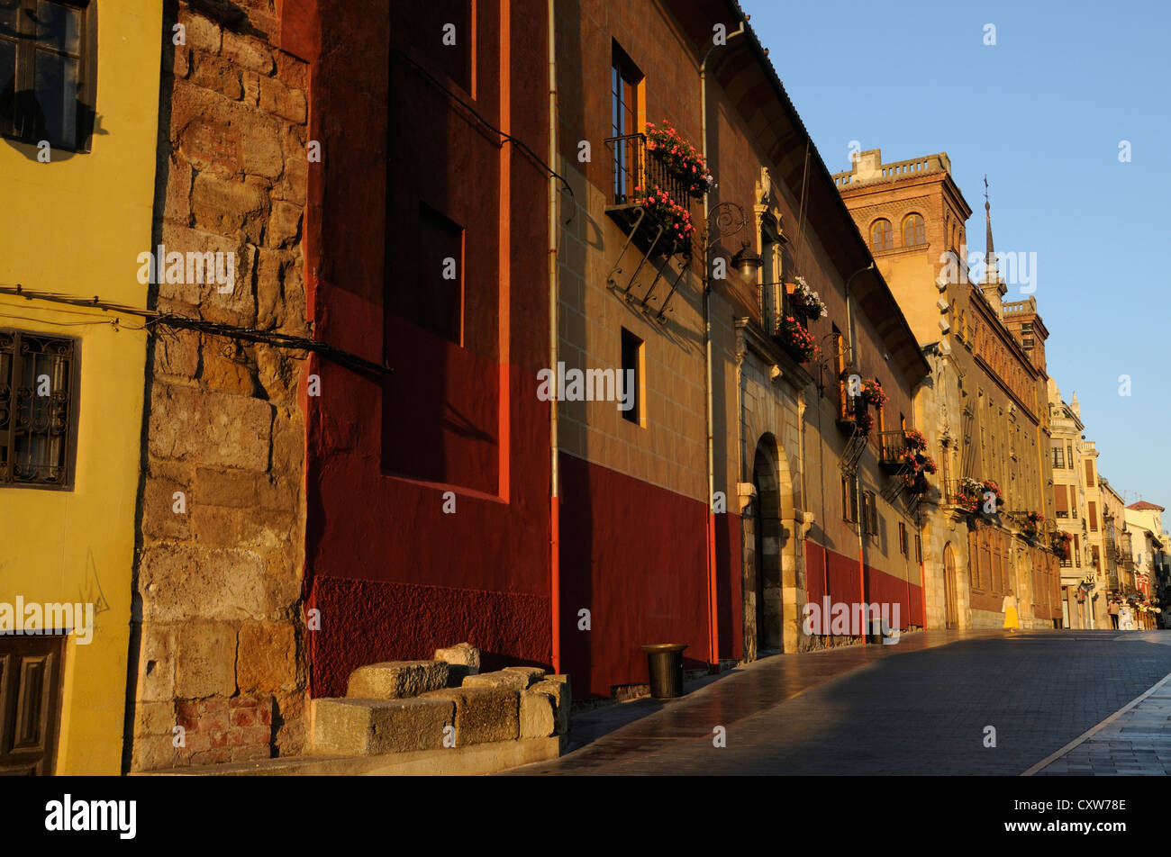 Building with a spire on Plaza de Regla opposite the Catedral de Leon. Leon, Castilla y Leon, Spain Stock Photo