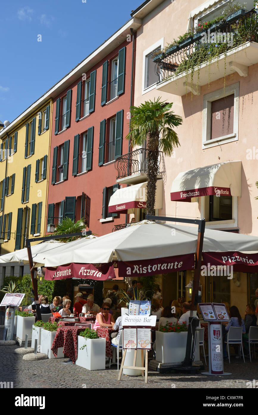 Outdoor restaurant, Piazza Castello, Sirmione, Lake Garda, Province of Brescia, Lombardy Region, Italy Stock Photo