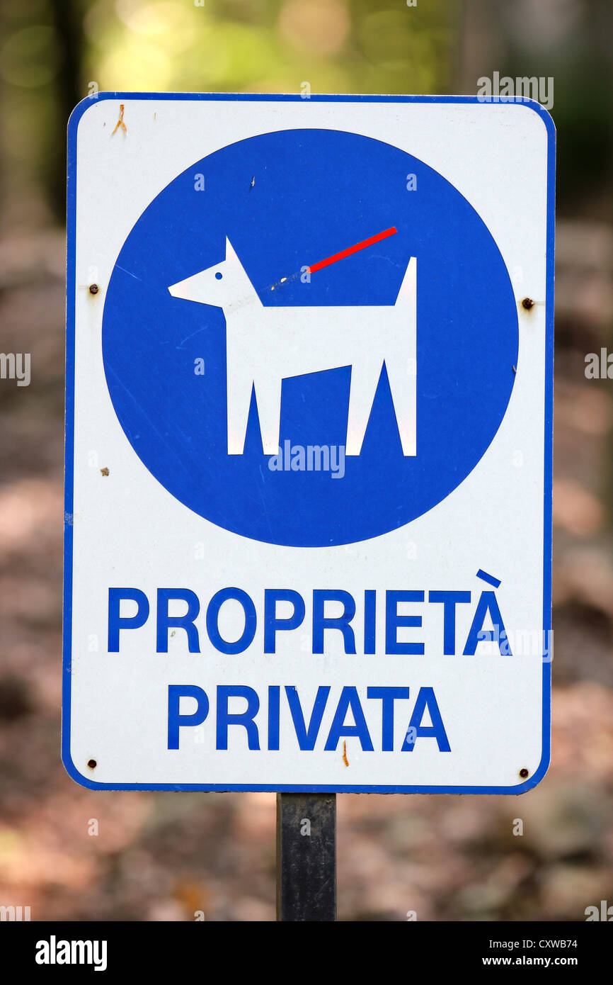 private property sign, propietà privata, woods, dogs on lead sign, photoarkive Stock Photo