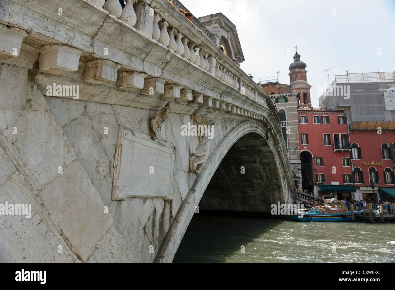 Closeup rialto bridge rialto venice hi-res stock photography and images ...