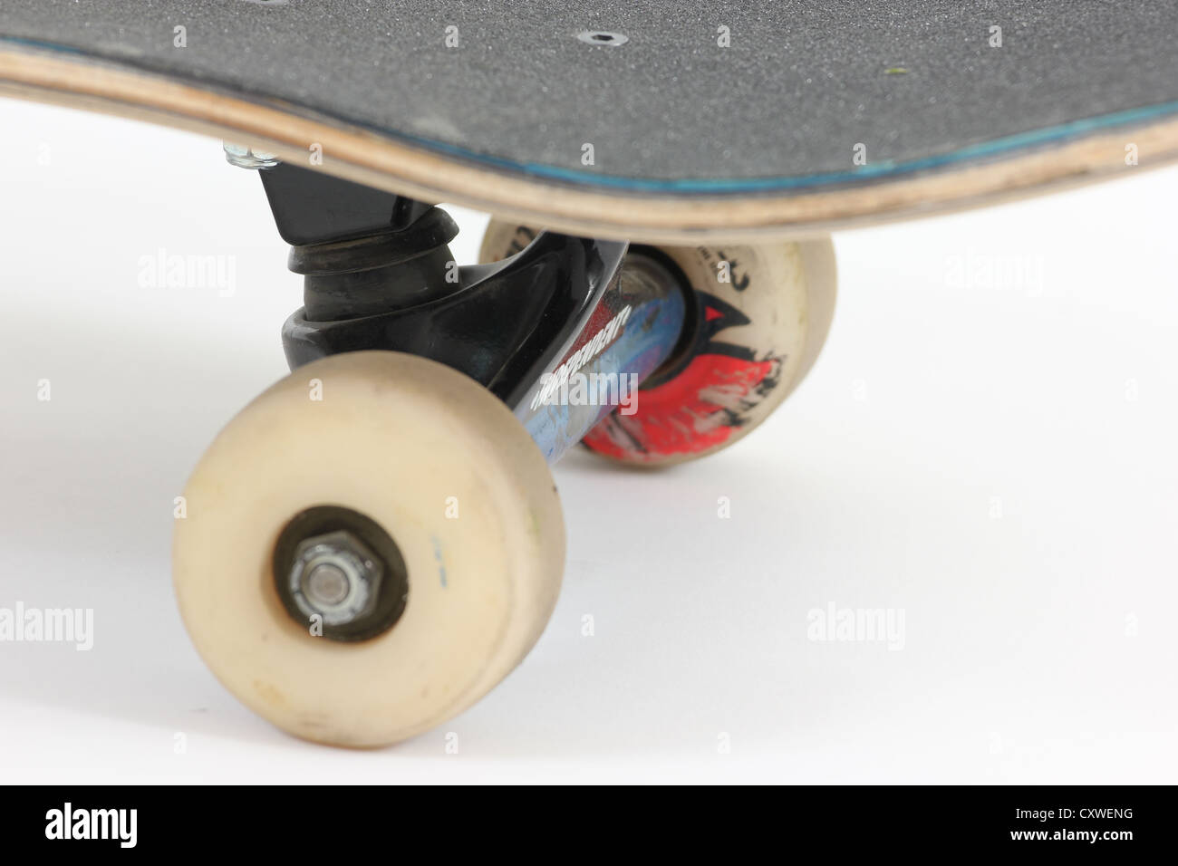 skateboard on white background side view, deck, complete setup, top