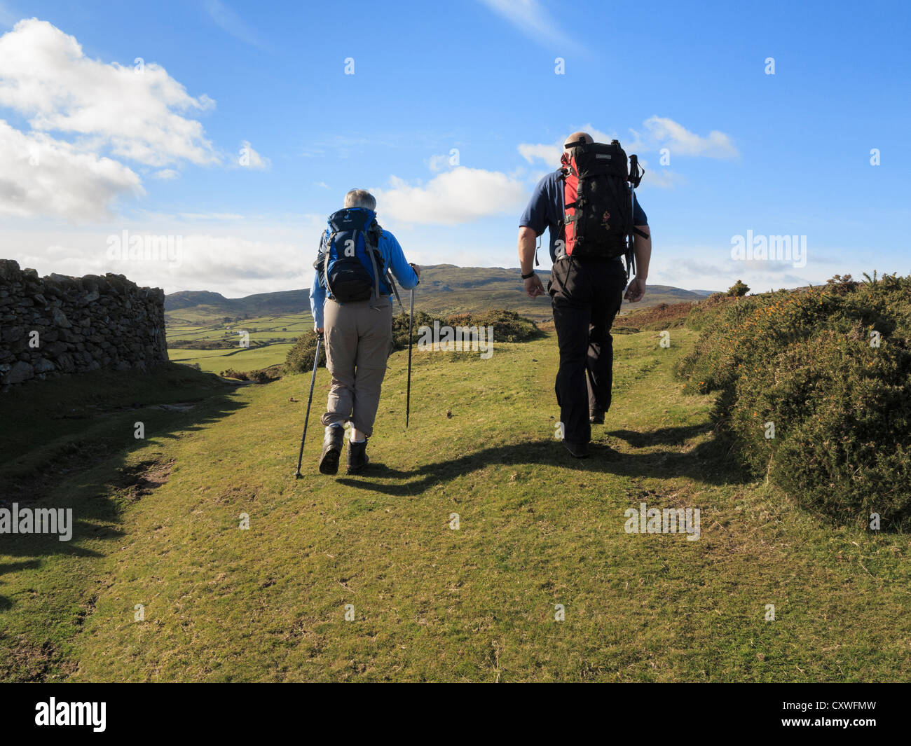 Walk With Rucksack Walkers carrying rucksacks hi-res stock photography and images - Alamy