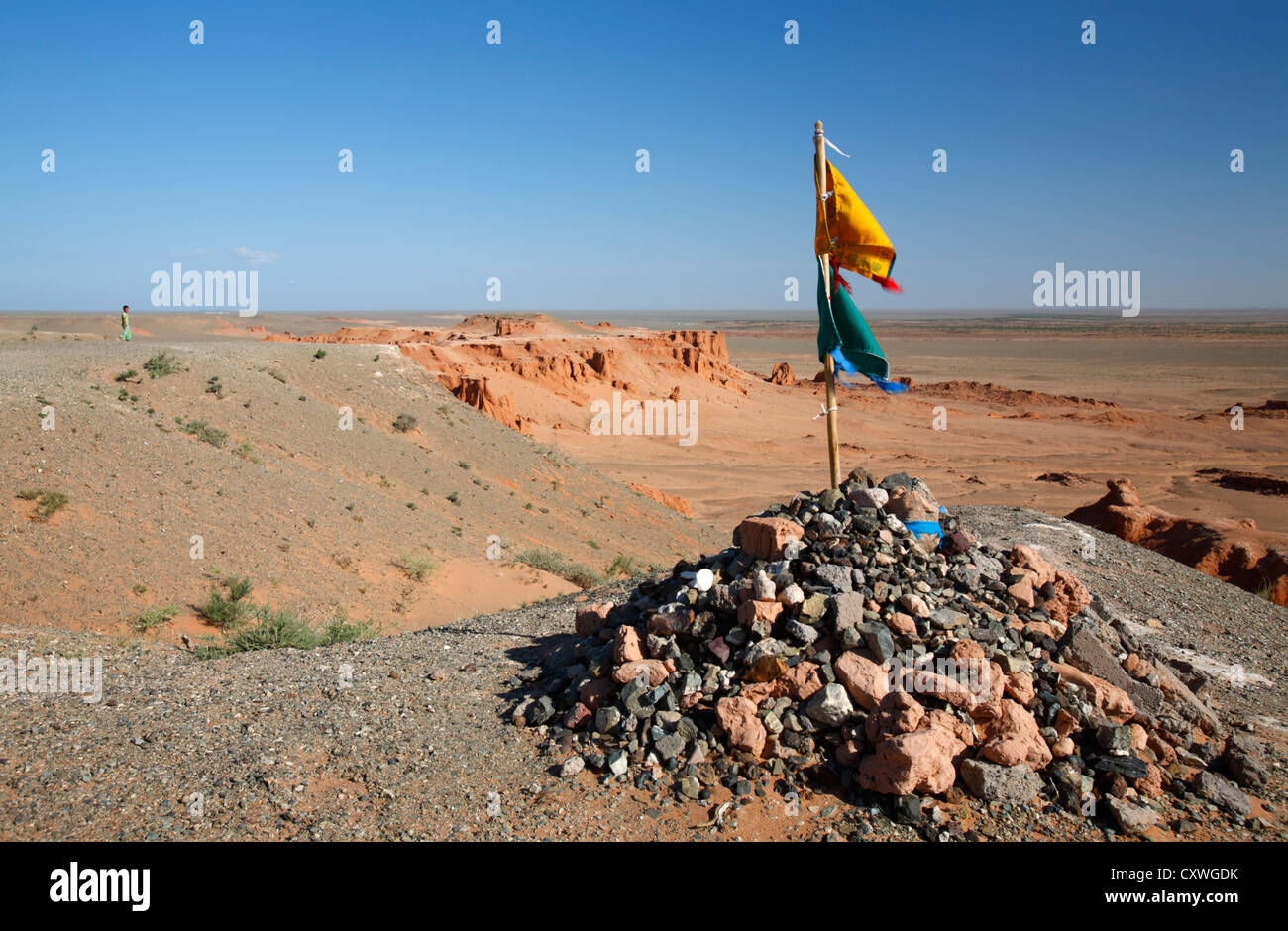 Ritual place obo overlooking erosion formations at Bayanzag flaming cliffs, Gobi desert, Mongolia Stock Photo