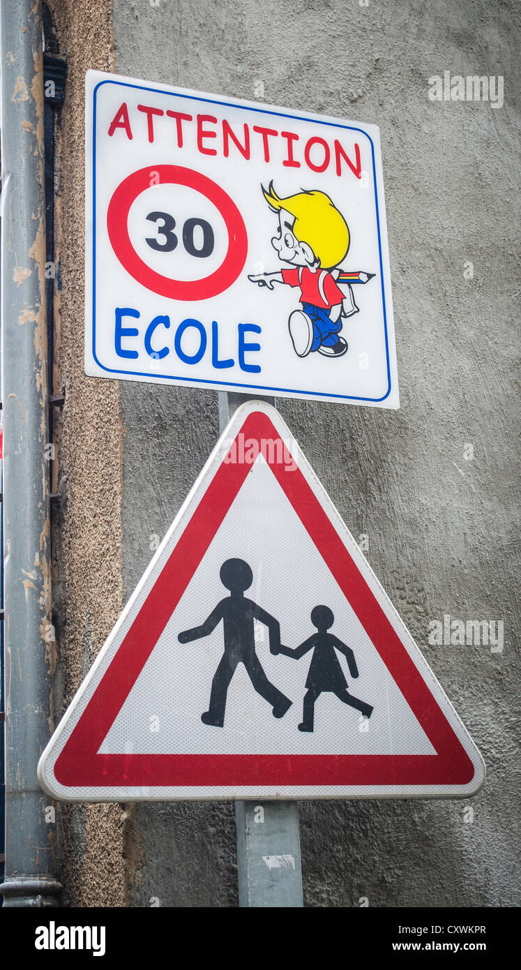 School (ecole) warning sign in the village of Seix in the Midi-Pyrenees region of the South of France. Stock Photo