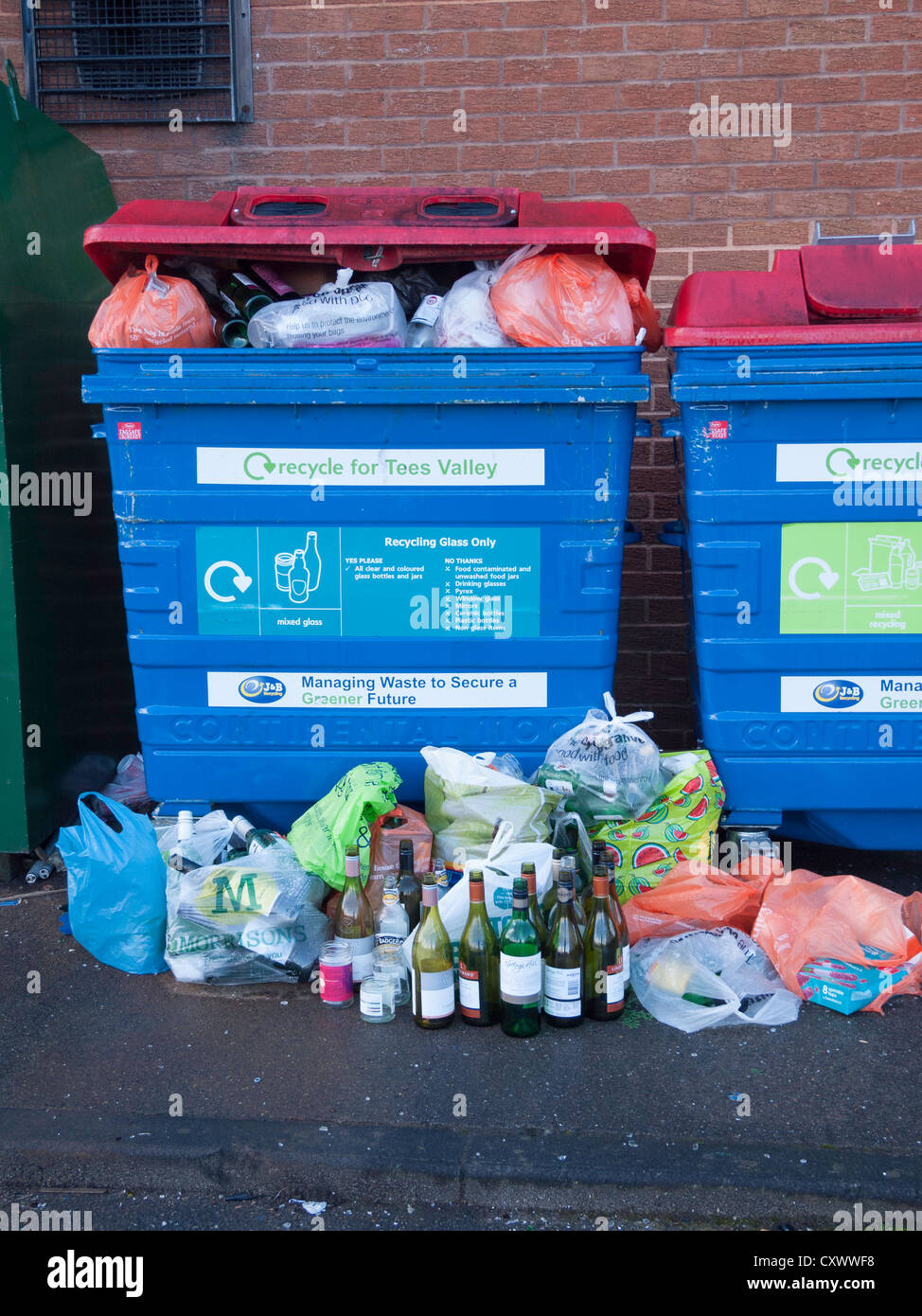 Overflowing recycle bin hi-res stock photography and images - Alamy