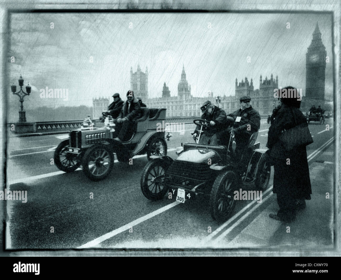 1904 Wolsley stops on Westminster bridge.While taking part in the London to Brighton Veteran car run Stock Photo