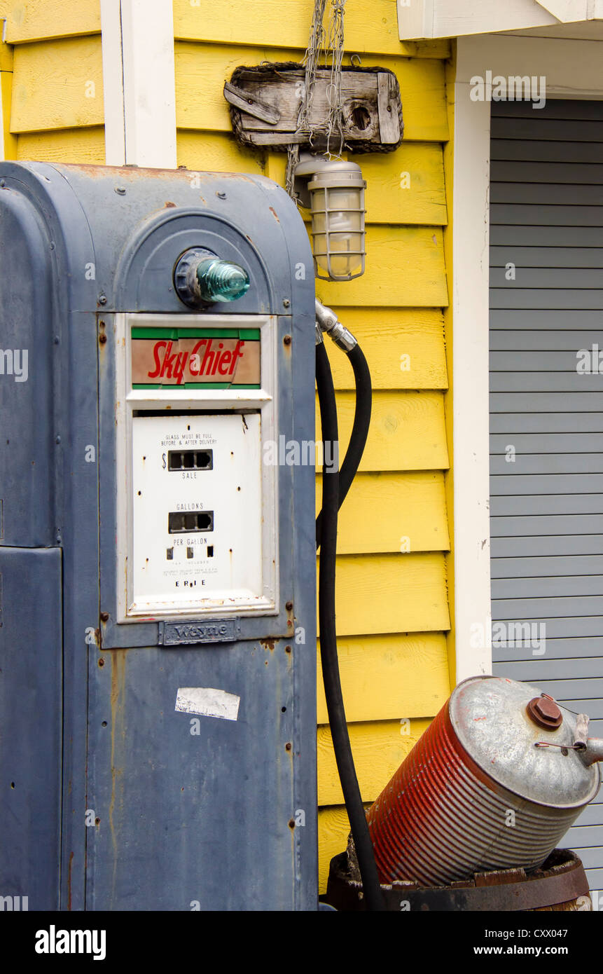Antique gas can hi-res stock photography and images - Alamy
