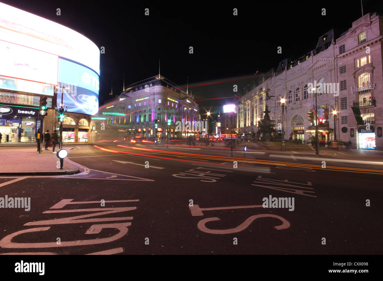 London, Londra, city, Europe, a view of Piccadilly Circus, street with traffic by night Stock Photo