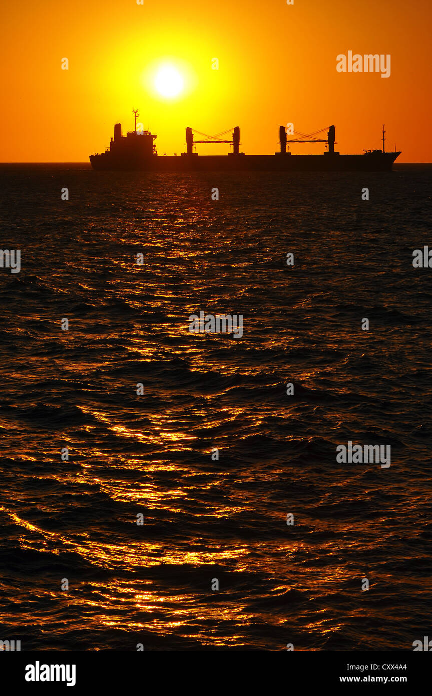 Black silhouette boat hi-res stock photography and images - Alamy