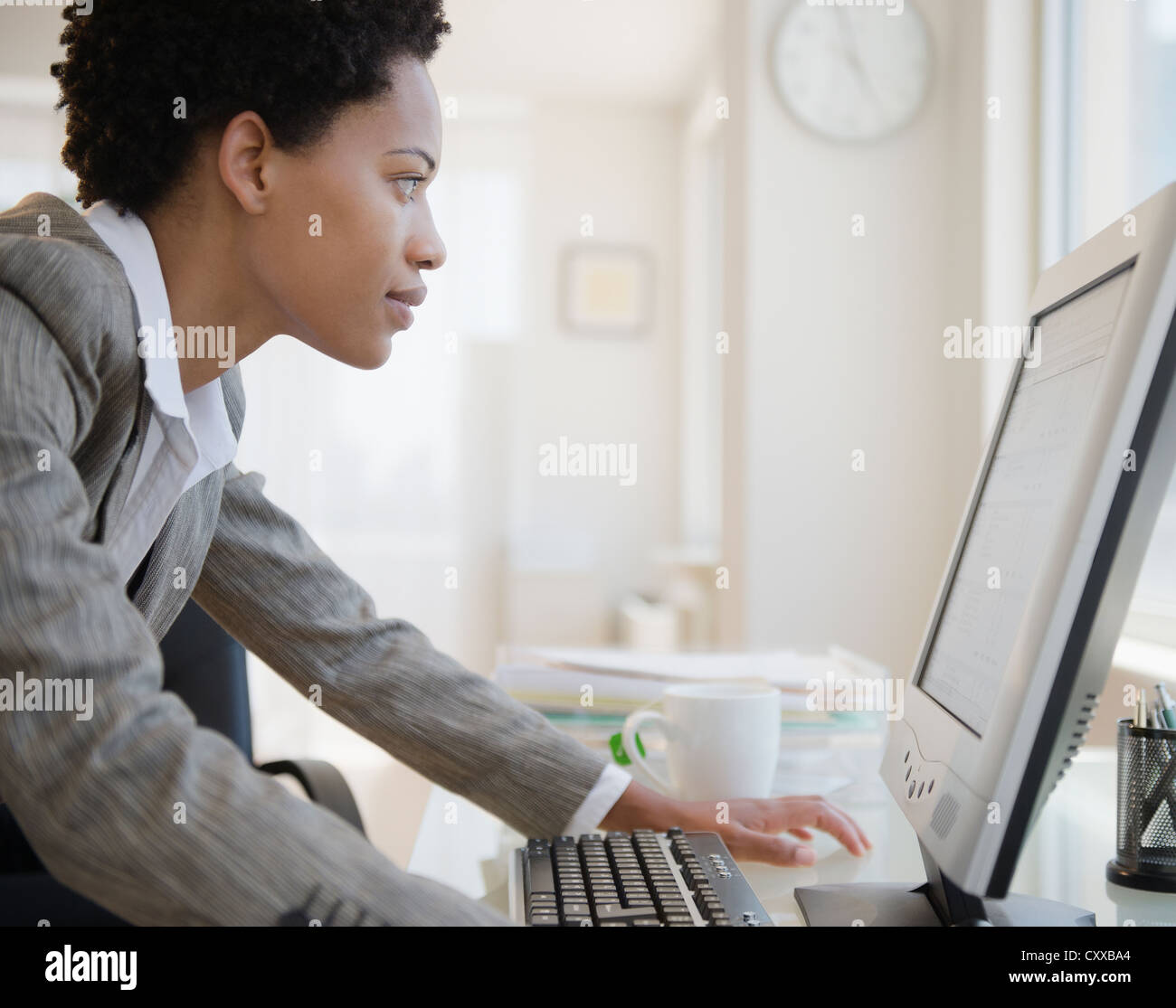African American woman using computer Stock Photo - Alamy