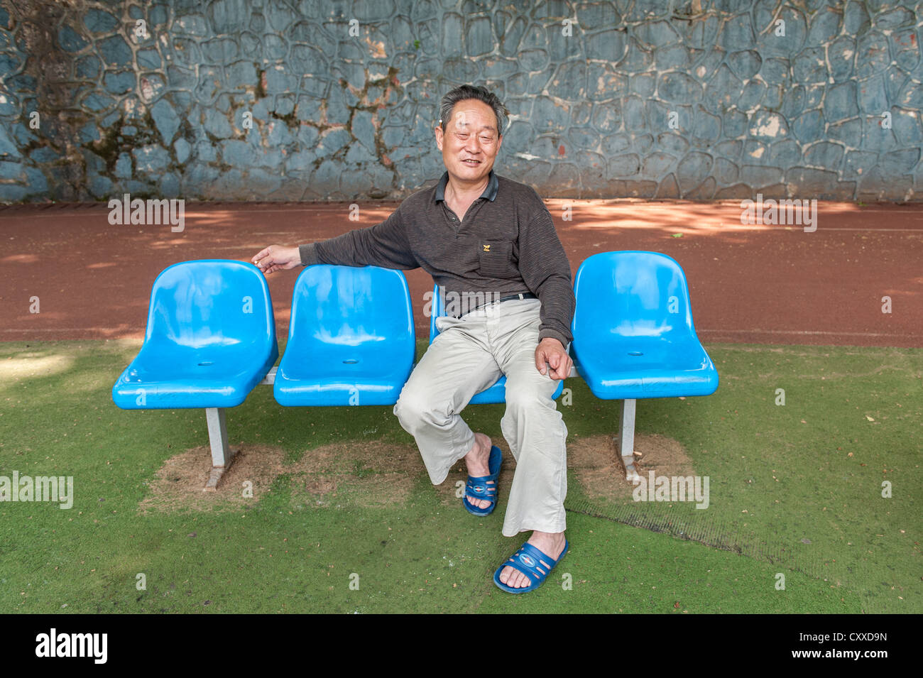 Wutaishan, Nanjing, China. Retired farmer sitting in a park. Stock Photo