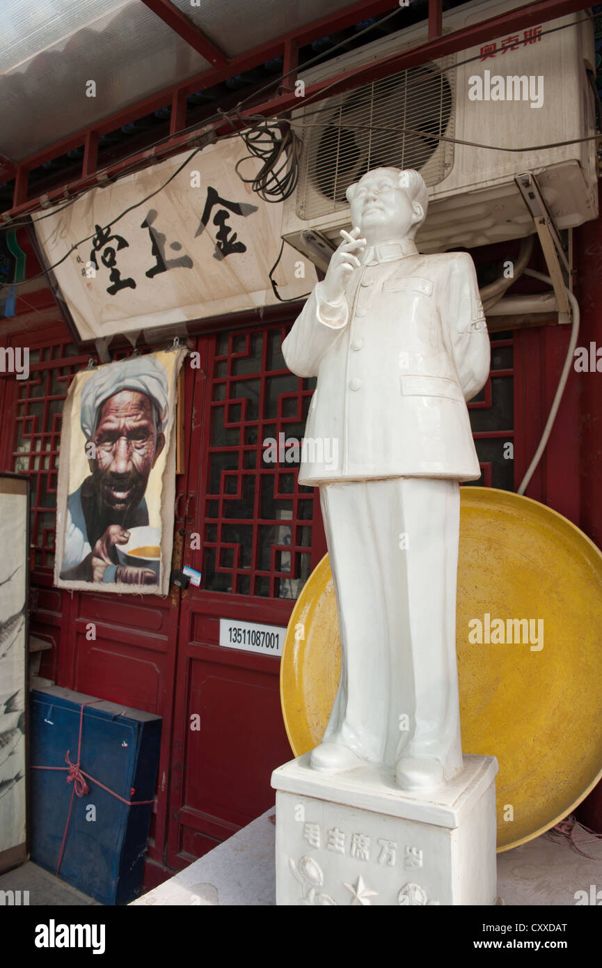 Statue of Mao Zedong in front of a souvenir shop at the Great Bell Temple, Beijing. Stock Photo