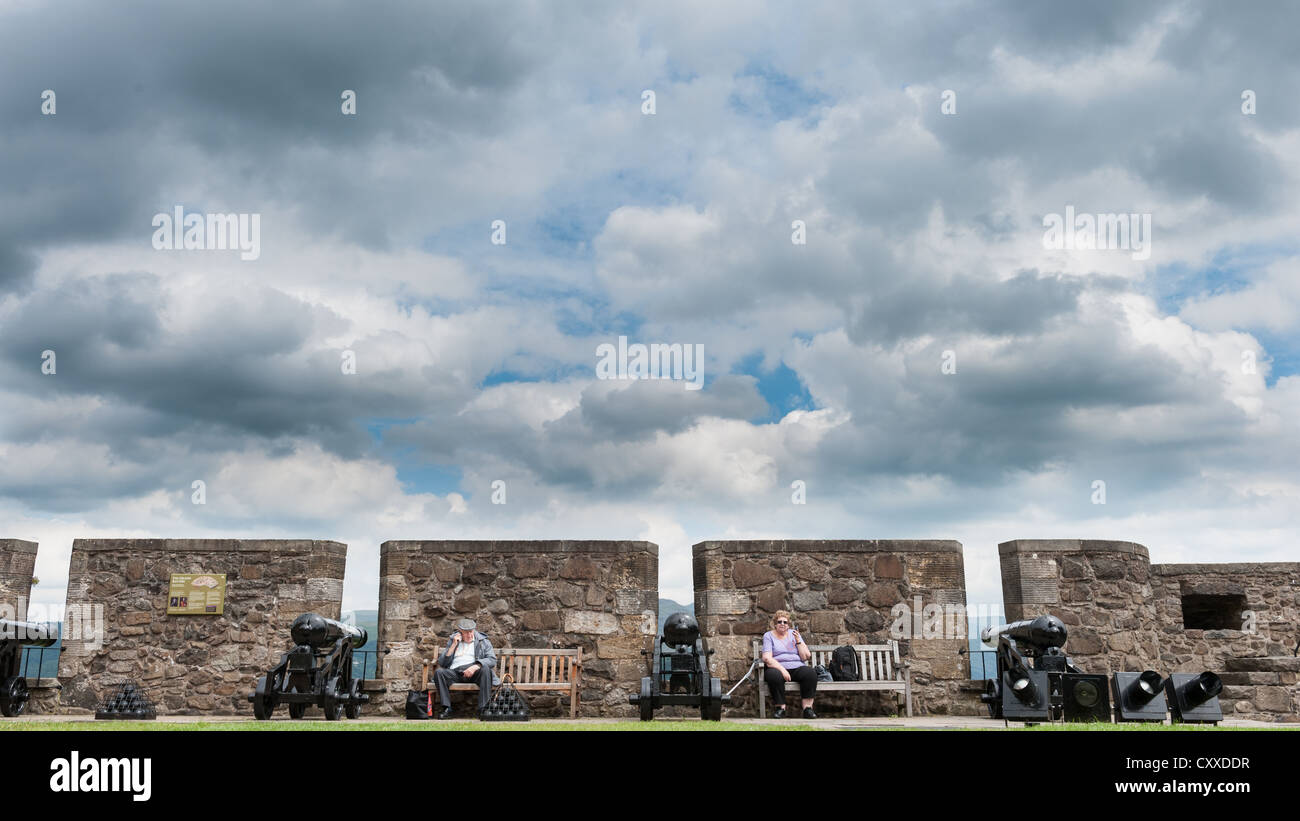 Cannons at edinburgh castle hi-res stock photography and images - Alamy