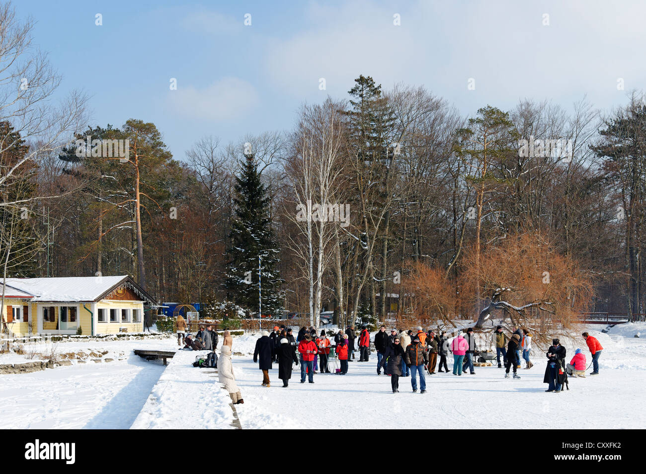 Ice skaters and hikers at the little house on the lake, kleines Seehaus, in Winter, near St. Heinrich, Lake Starnberg Stock Photo