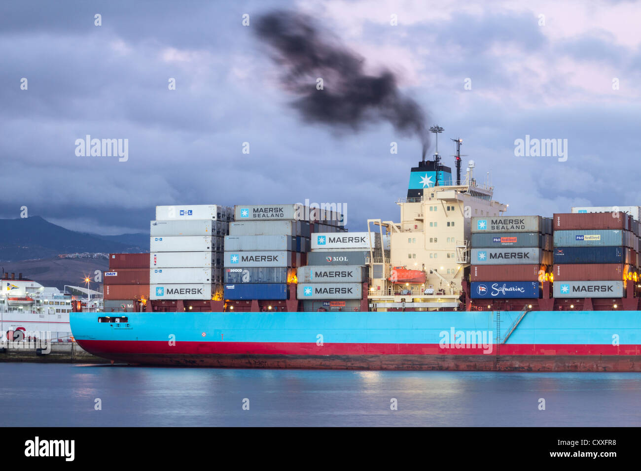 Black smoke from Maersk Line container ship funnel Stock Photo Alamy