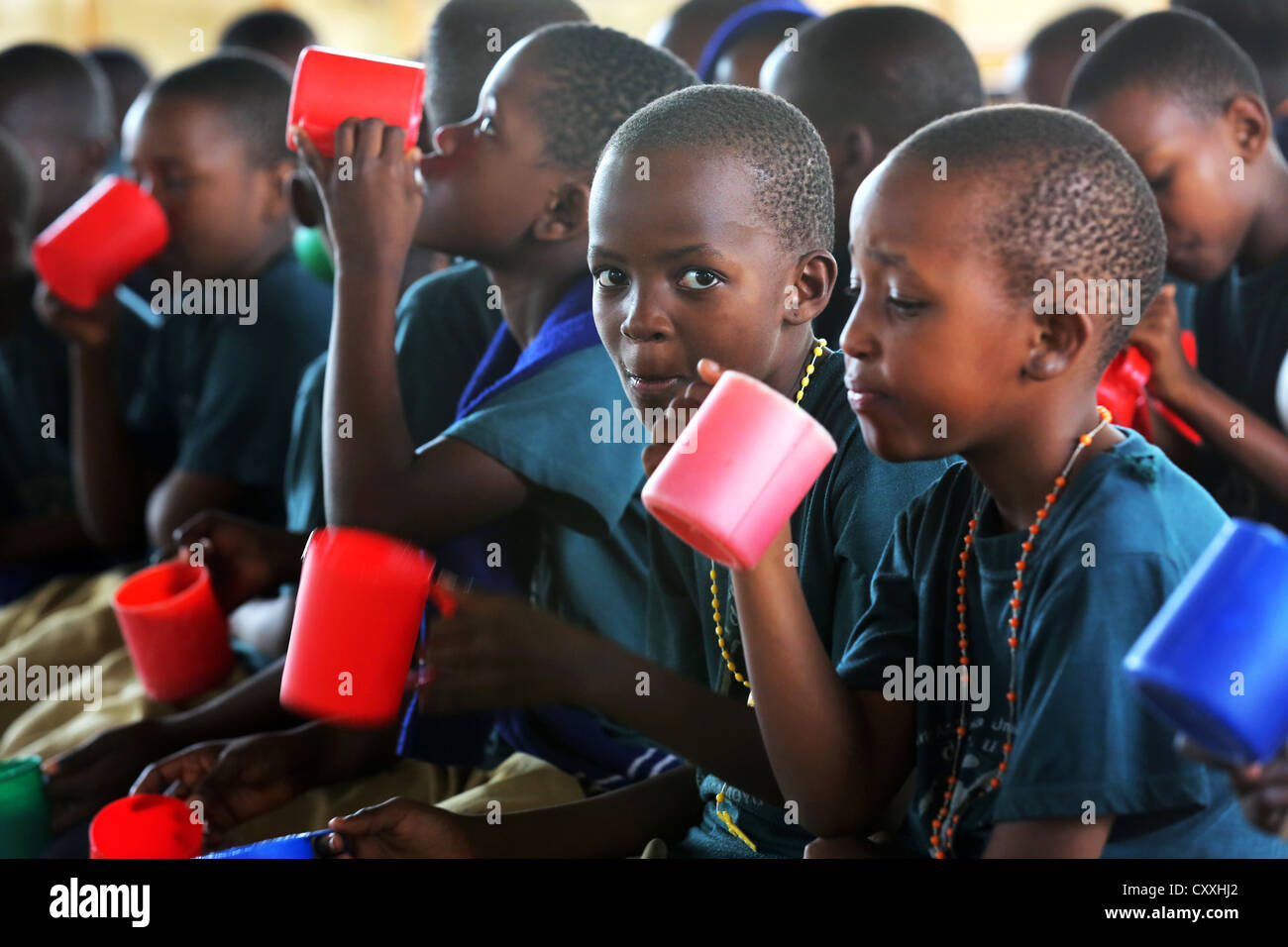 Porridge school lunch for pupils at a primary school in Tanzania Stock Photo