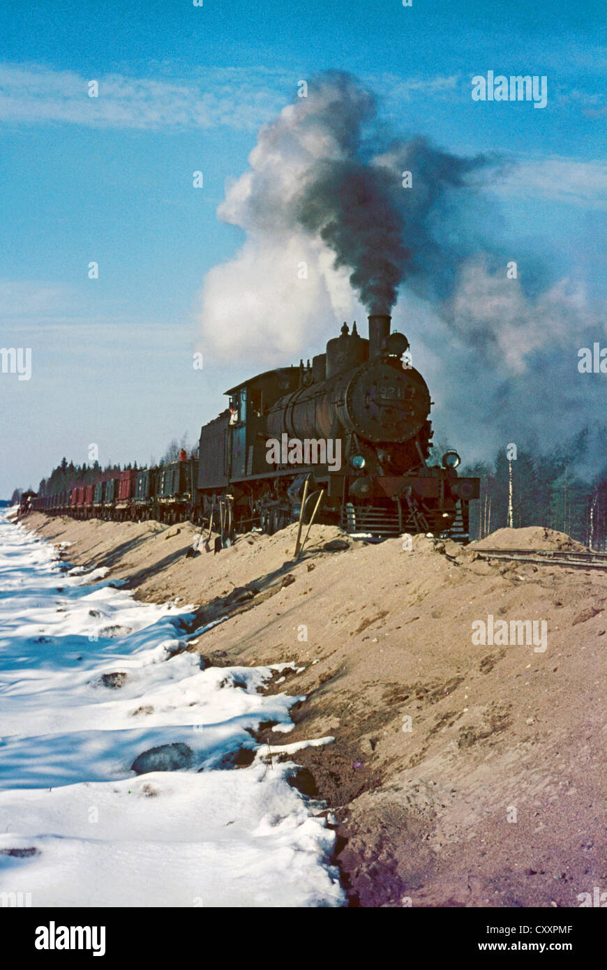 Ballasting work on the Joensuu line with Finnish Railway's TV1 Class 2 ...