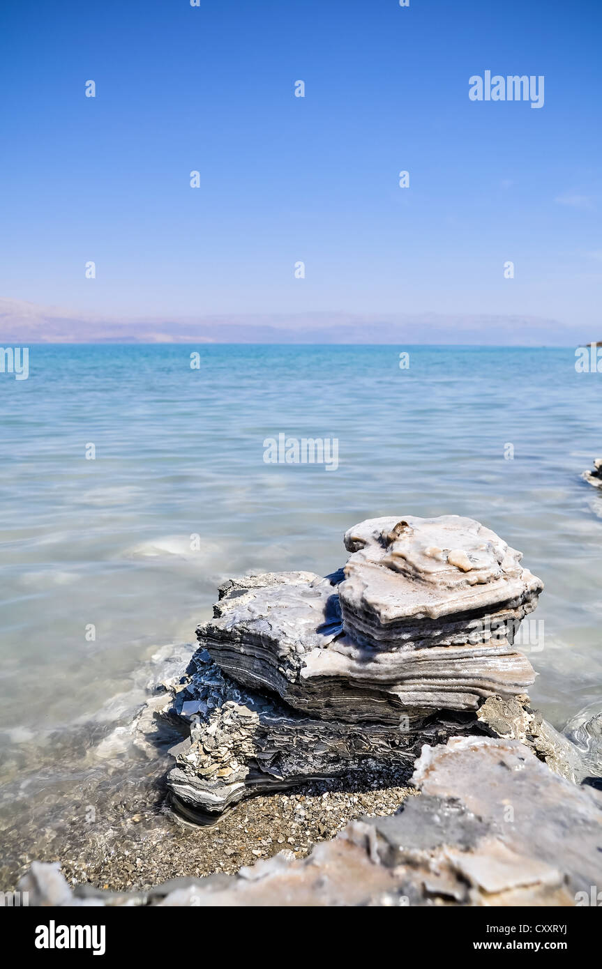 Crystalic salt on the beach of the Dead Sea Stock Photo - Alamy