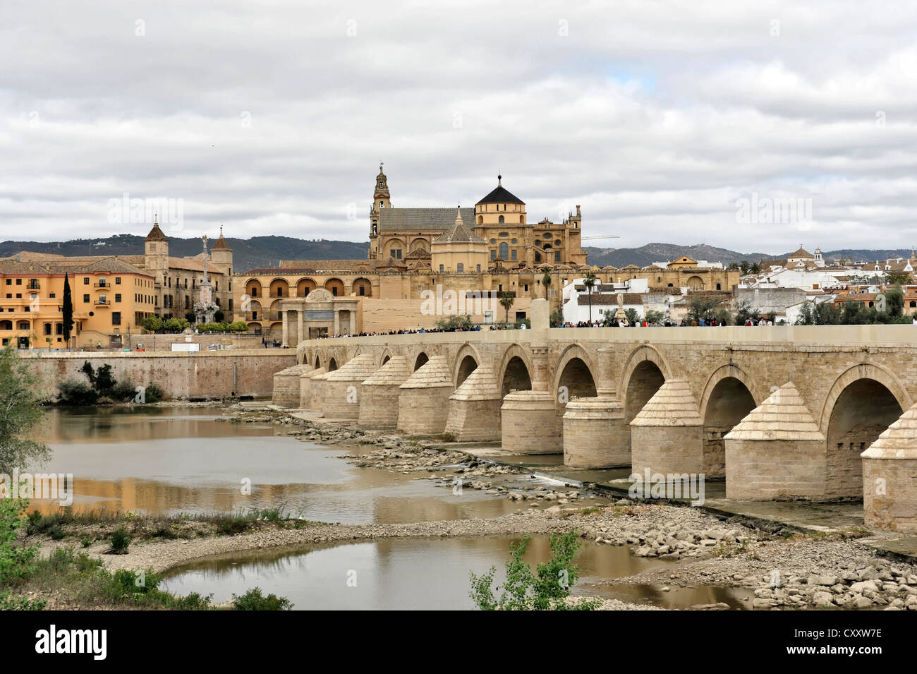 Puente Romano Puente Viejo, bridge over the Rio Guadalquivir River, in front of the Cathedral of Cordoba, Cordoba, Andalucia Stock Photo