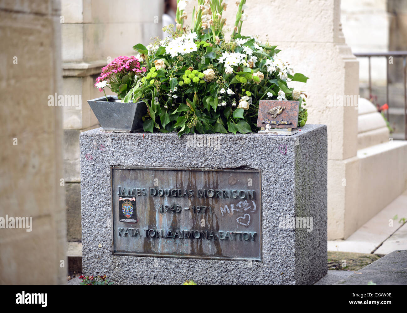 Jim Morrison grave, Père Lachaise Cemetery, Cimetière du Père-Lachaise, Paris France Stock Photo