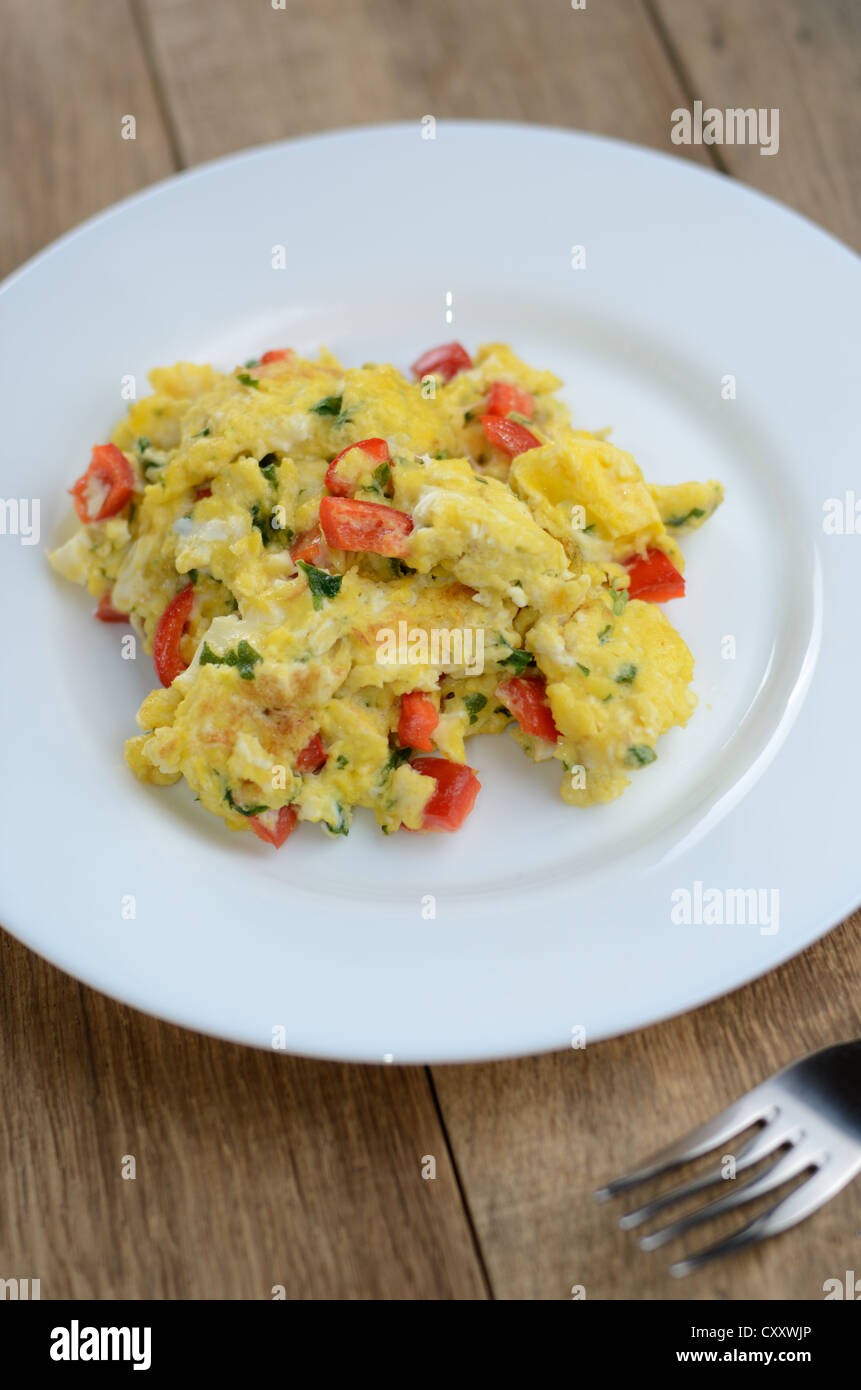 Scrambled eggs on the white plate Stock Photo - Alamy