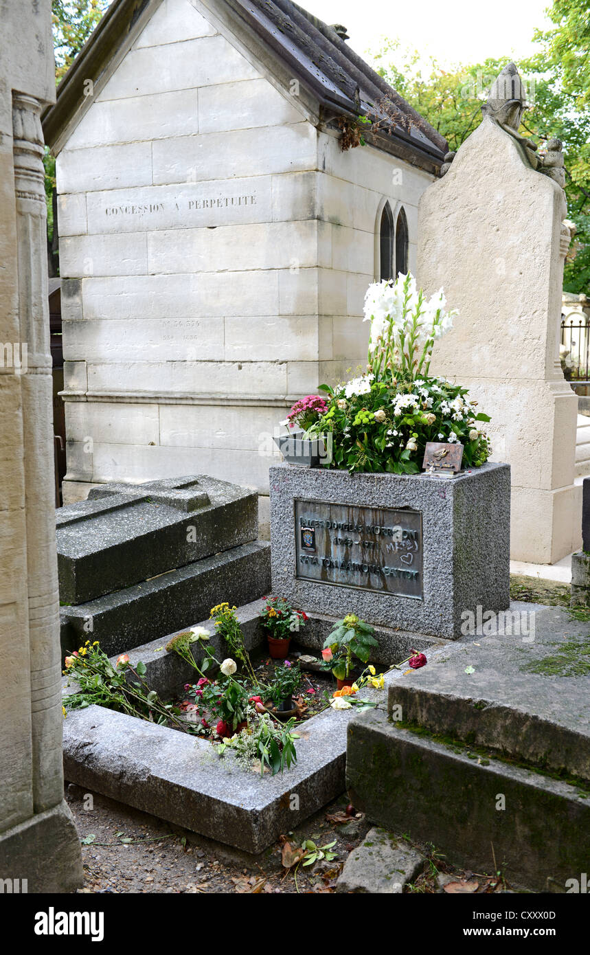 Jim Morrison grave, Père Lachaise Cemetery, Cimetière du Père-Lachaise, Paris France Stock Photo