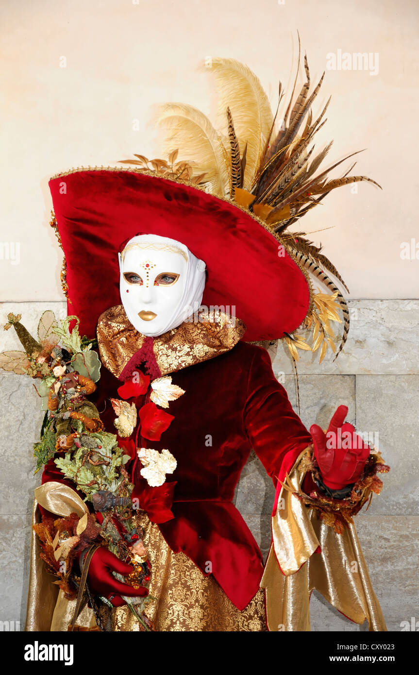 Venice carnival face mask red gold hi-res stock photography and images ...