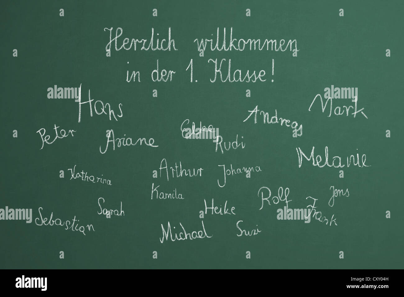 School blackboard with the message, Herzlich willkommen in der 1. Klasse, German for Welcome to 1st class, and children's names Stock Photo
