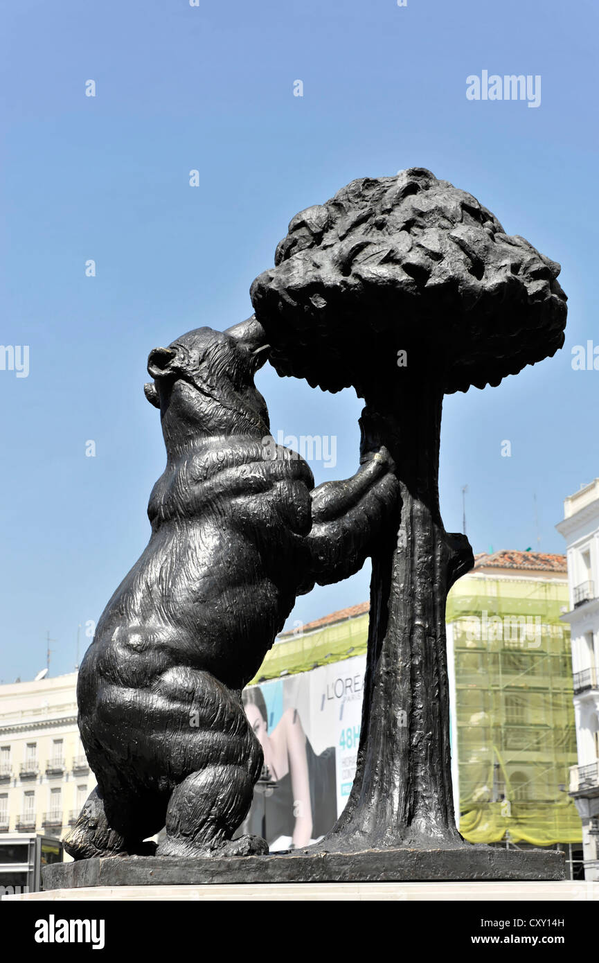 Bronze statue, monument, El Oso y el Madrona, The Bear and the