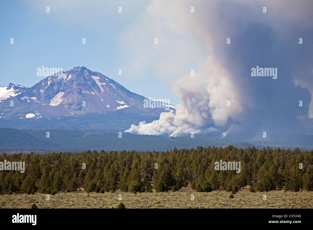A forest fire burns in the Deschutes National Forest near North Sisters Peak, in Central Oregon Stock Photo