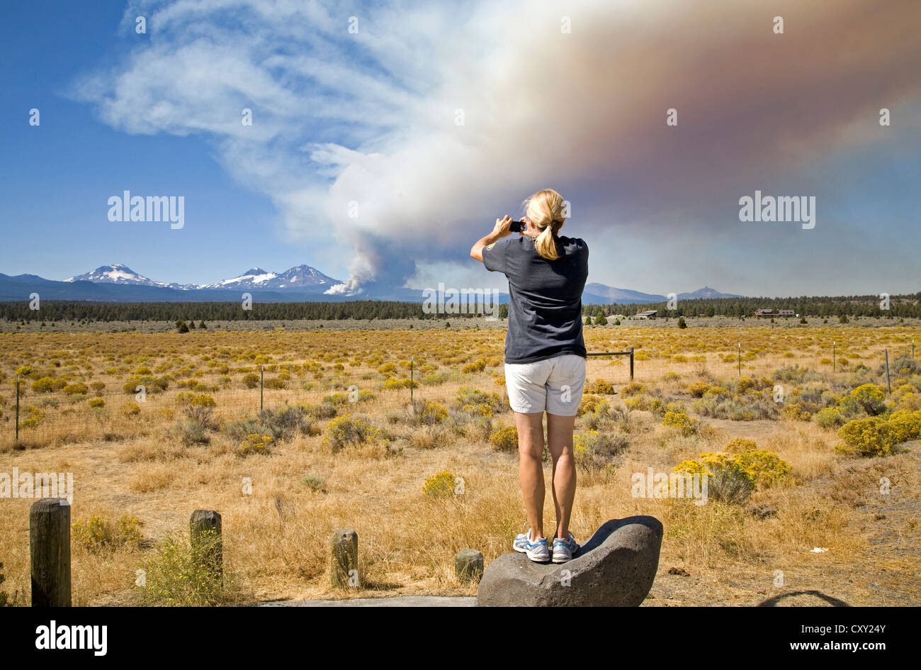 A forest fire burns in the Deschutes National Forest near North Sisters Peak, in Central Oregon Stock Photo