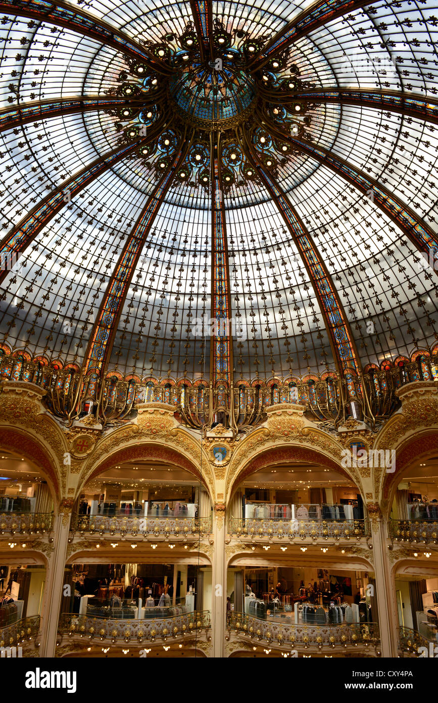 Outside shopping store paris hi-res stock photography and images - Alamy