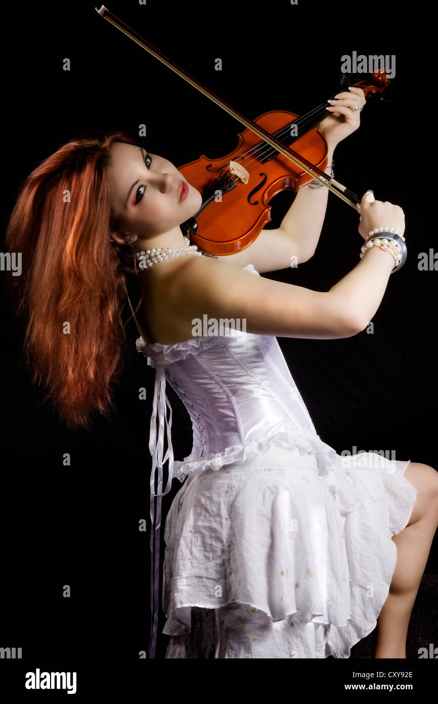 Girl playing violin Stock Photo - Alamy