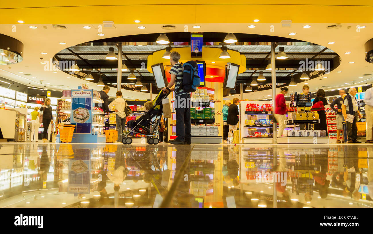 Duty Free shop in Terminal 2 at El Prat airport in Barcelona, Spain Stock Photo