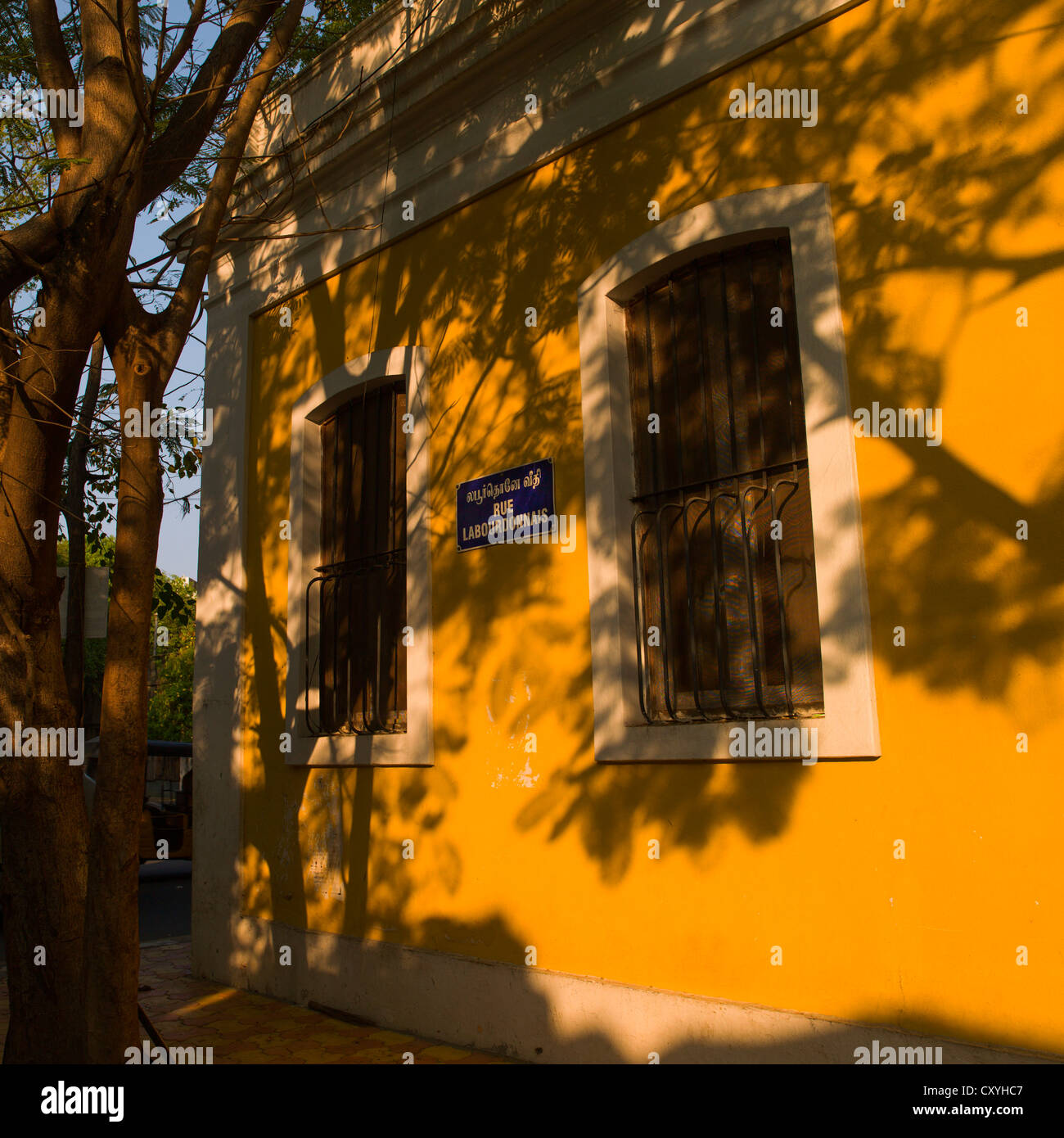 Yellow Shady House In Rue Labourdonnais, Pondicherry, India Stock Photo