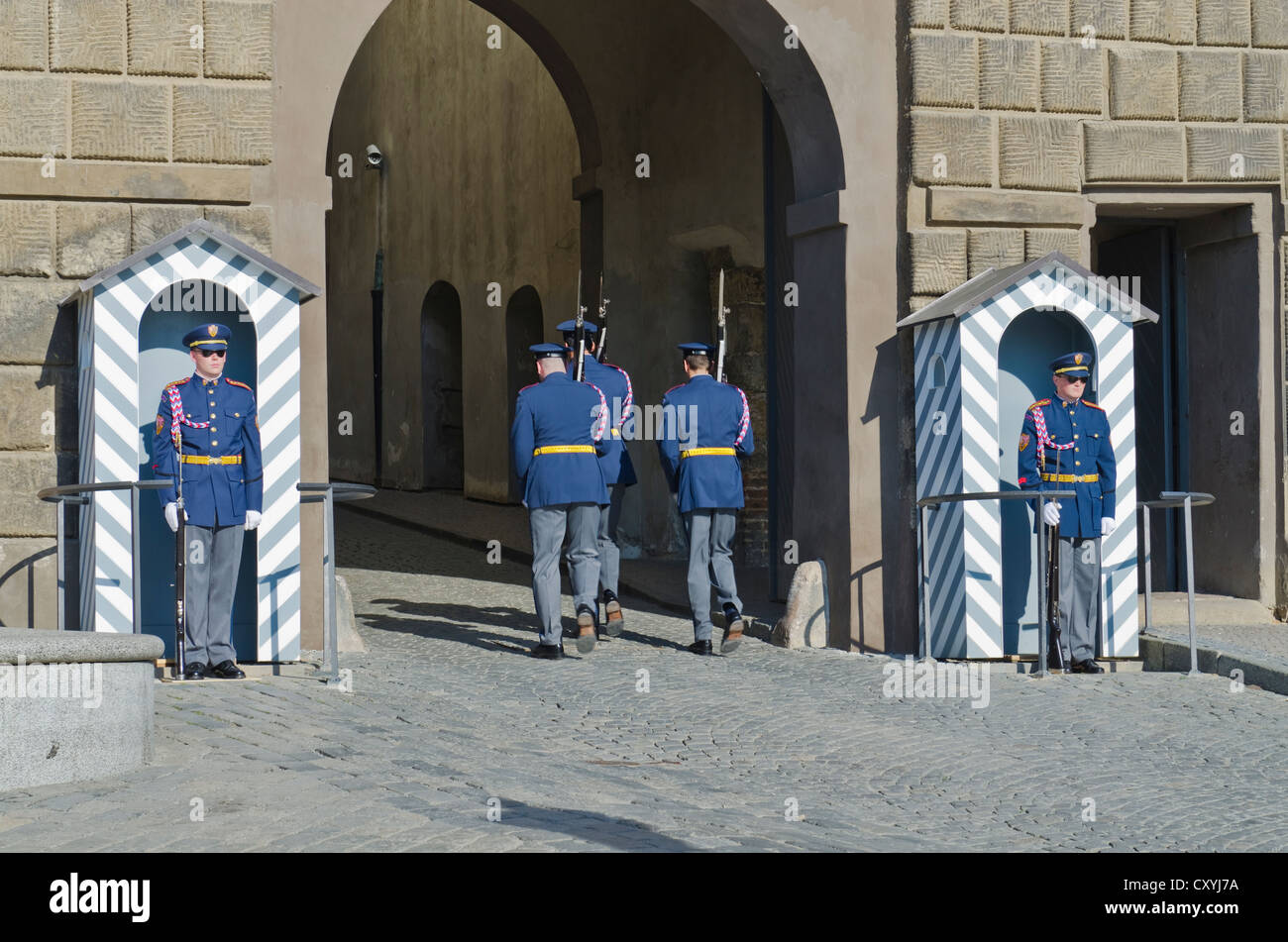 Changing of the guards at the entrance gate to the Hradcany, the Castle District, hight above the city, Prague, Czech Republic Stock Photo