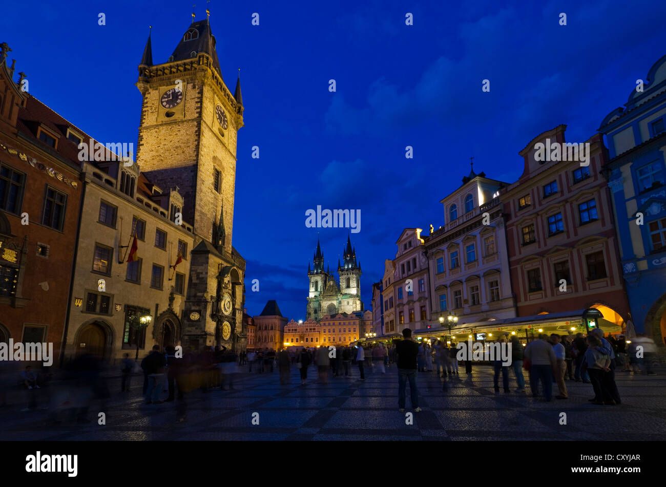 Tourists on Staromestske Namesti square in Stare Mesto quarter, with Tynsky chram, the Tyn Church, at night, Prague Stock Photo